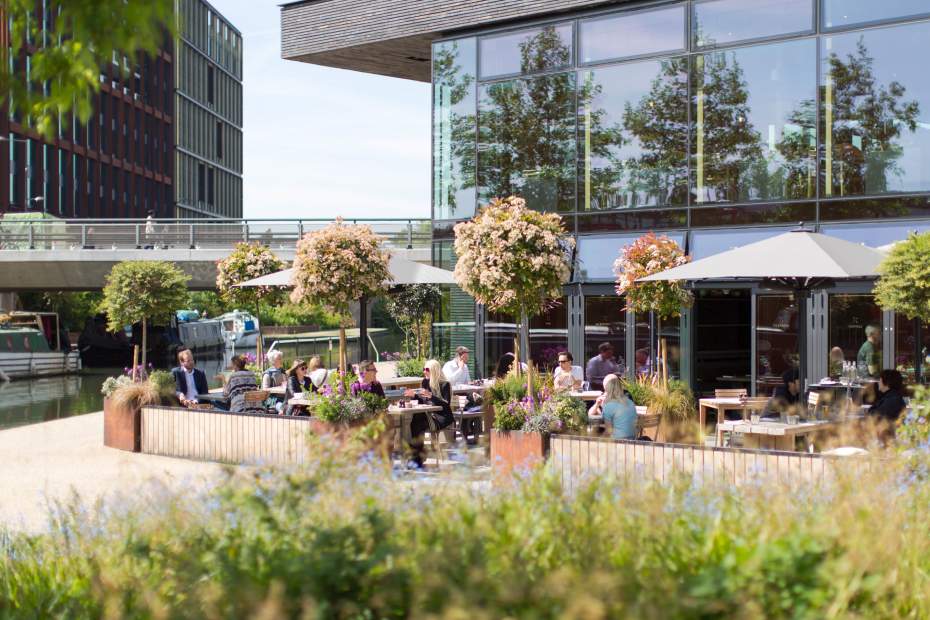 Outdoor Dining Area With Parasols At The Lighterman At Granary Square Kings Cross